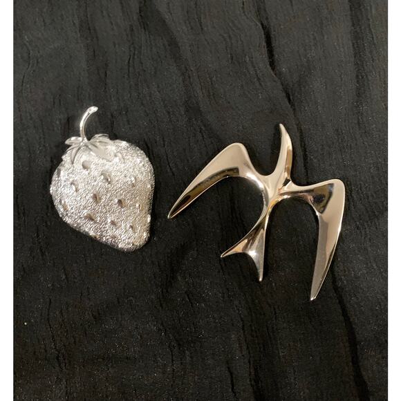 70s Sarah Coventry Silver Strawberry Brooch & Seagull Brooch | Lot 2 Pins - Picture 1 of 6